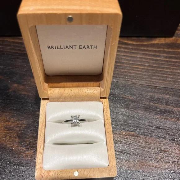 0.80 Carat Engagement Ring, 18K - Picture 4 of 6